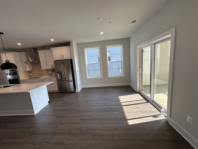 Building Photo - For Rent: Luxurious Short Pump Condo at Ga...