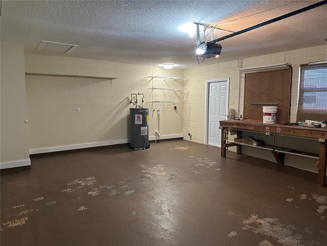 Building Photo - 210 Foxwood Dr