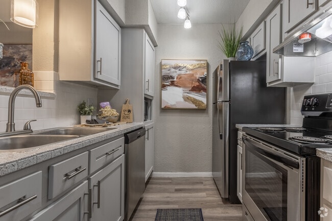 1BR, 1BA - 640SF - Kitchen - Vanderbilt Lodge Apartments