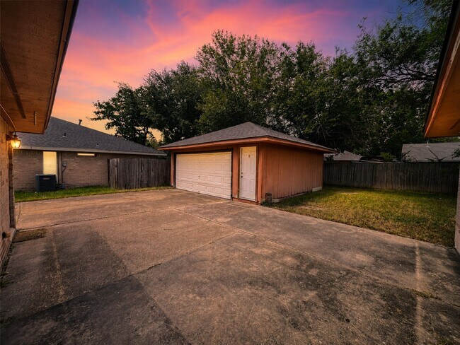 Building Photo - 6902 Feather Creek Dr