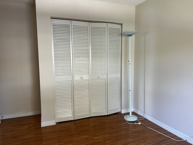 Building Photo - 3018 Sail Pointe Cir