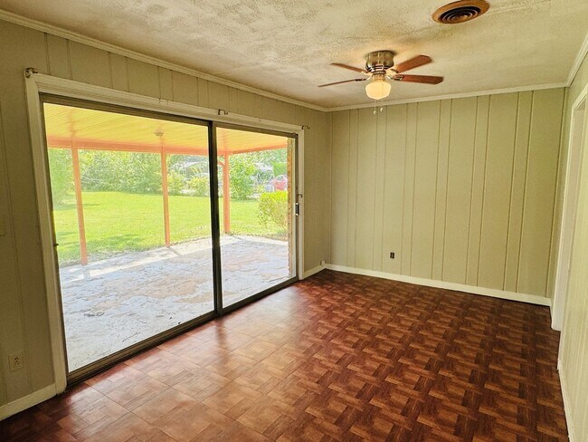 Building Photo - 3-Bedroom -Bright, Charming, and Move-In R...