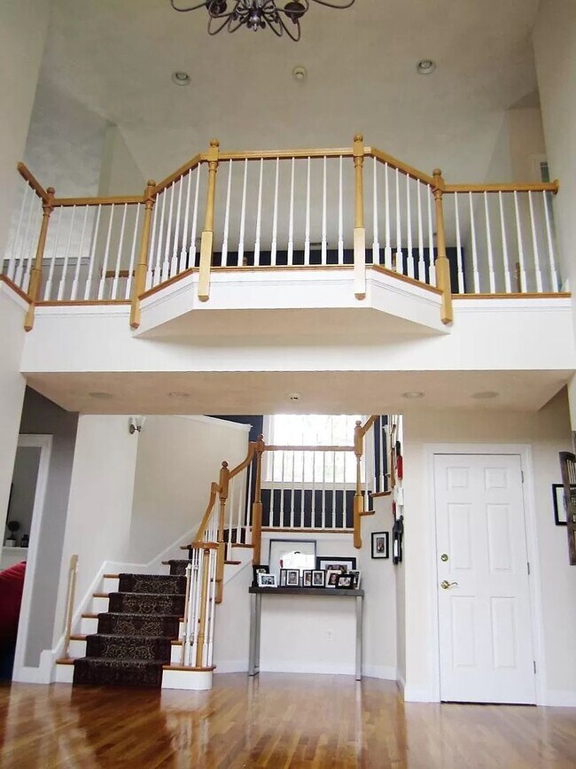 Building Photo - Spectacular 4 bedroom, 4,500 sq ft Single ...