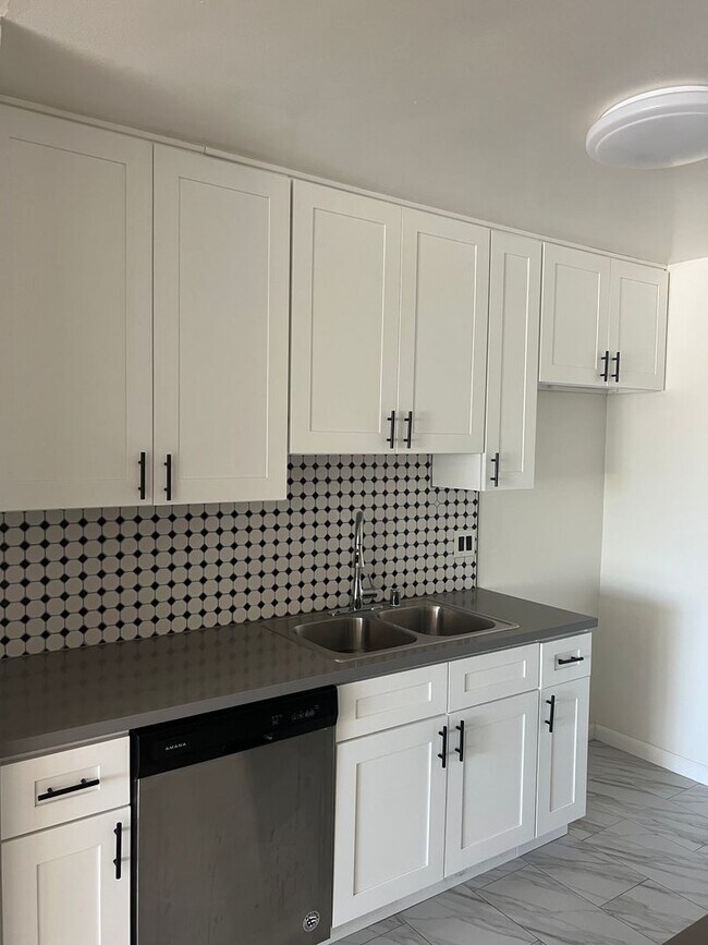 Building Photo - 1 Month Free! Modern 1-Bedroom Apartment i...