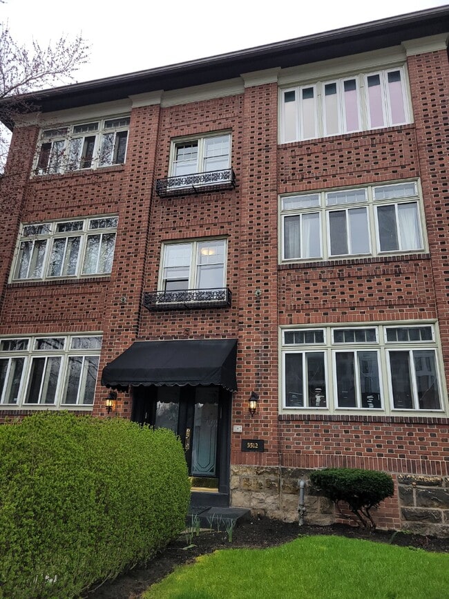Building Photo - Two Bedroom Condo with Bonus Room in Shadyside