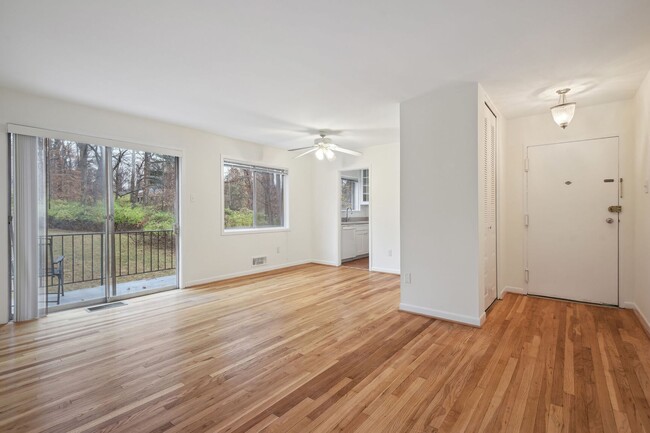 Building Photo - Spacious Walk Up in Parkside N. Bethesda I...