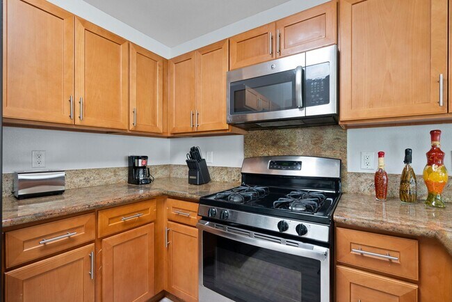 Building Photo - Welcome to this bright and inviting 3 bedroom