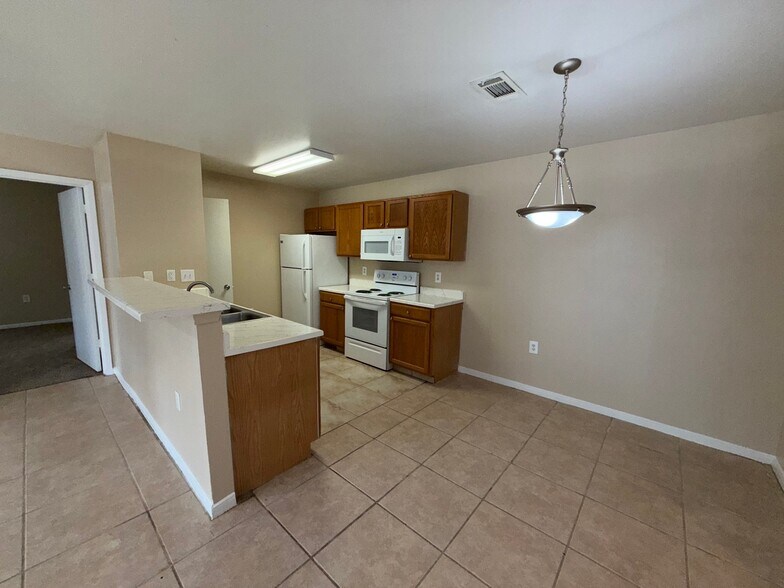 Building Photo - 811 Cloyd Dr