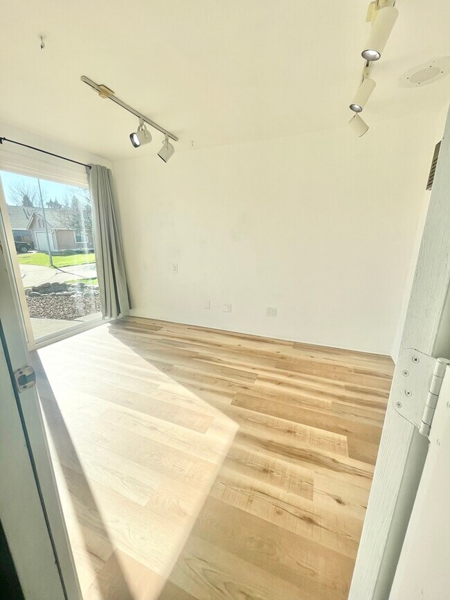 Building Photo - Stunning newly remodeled 3 bedroom 2 bathroom home!