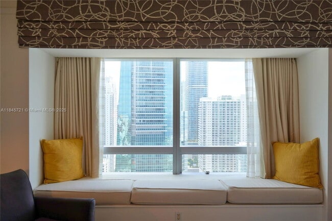 Building Photo - 1435 Brickell Ave