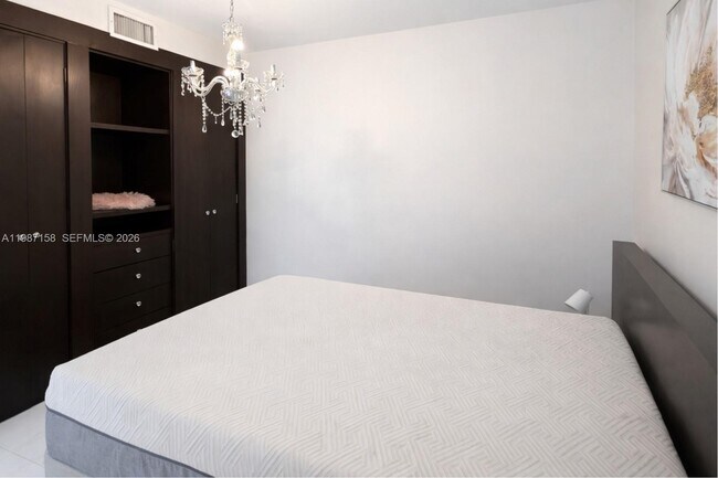 Building Photo - 1000 West Ave