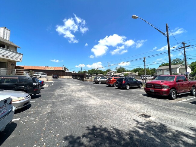 Building Photo - 2 Bedroom 2 Bath Condo Home for rent near Downtown Austin, Top Floor with Balcony, Gated Community