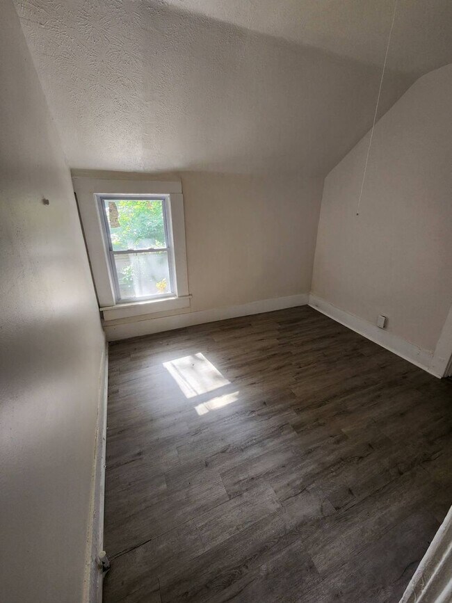 Building Photo - 2186 E 89th St