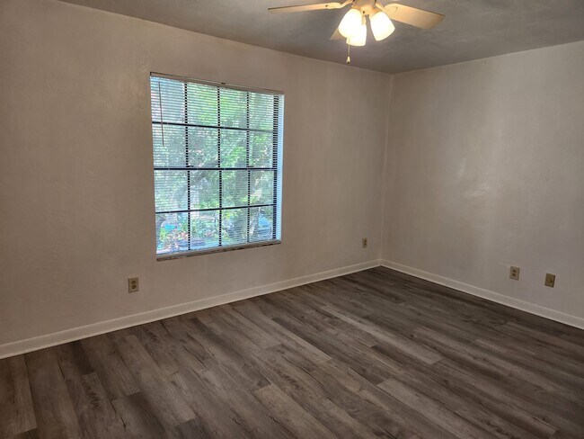 Building Photo - 1559 Hammock Dr