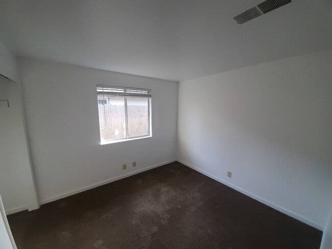 Building Photo - 3-bedroom home with remodeled kitchen and fenced backyard!