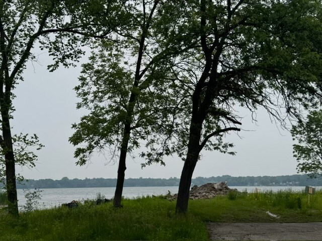 Building Photo - 728 N Lakeview Dr