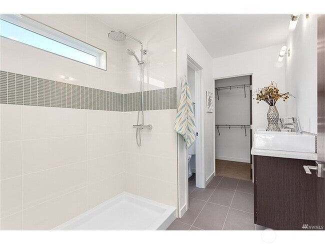 Building Photo - Newer Ballard 3 Bedroom Townhome - Attache...