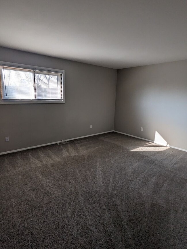 Building Photo - Spacious 3 bd 1.5 bth Raised Ranch Duplex