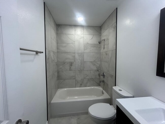 Building Photo - 7923 Oak Forest Dr