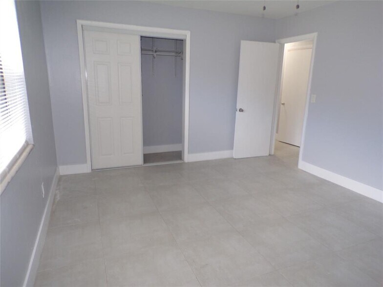 Building Photo - 2725 SW 9th St