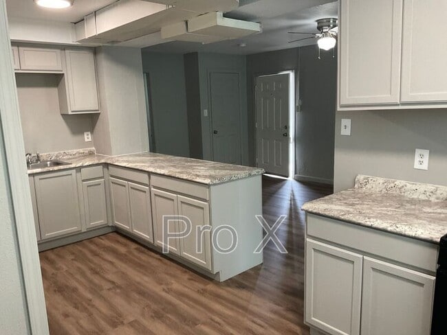 Building Photo - 304 E Park St