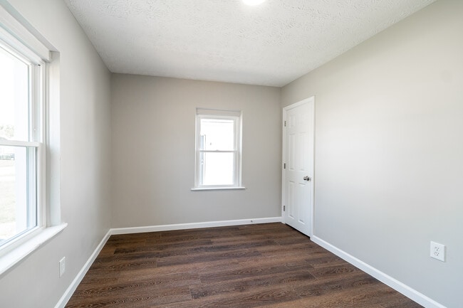 Building Photo - 870 S Waverly St