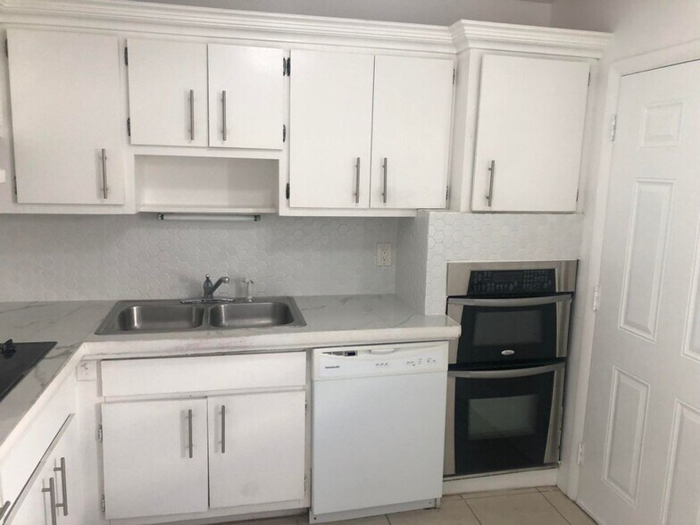 Primary Photo - 4500 N Flagler Dr