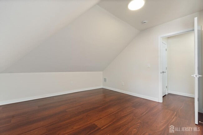 Building Photo - 826 George St