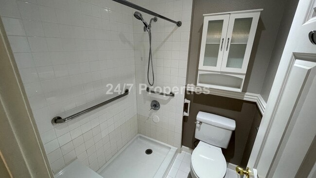 Building Photo - Lovely 2 BD | 2 BA Condo with Balcony - We...