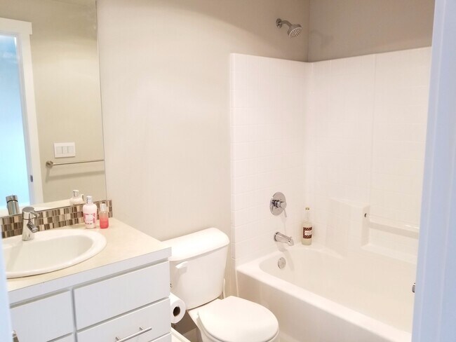 Building Photo - GORGEOUS Edmonds 2 Bedroom Primary Suites - CLOSE TO EVERYTHING