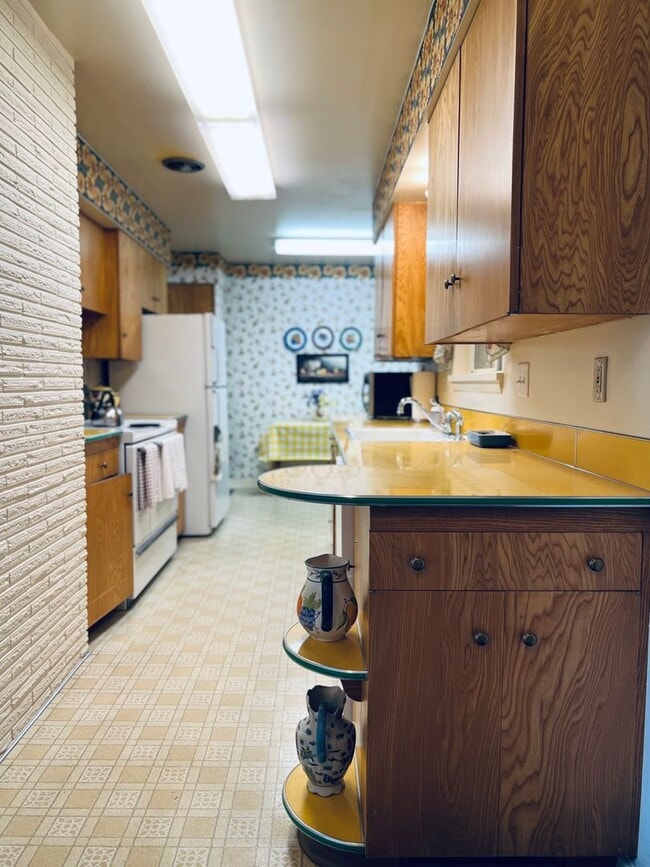 Building Photo - Fully Furnished home- perfect for traveling medical professionals!