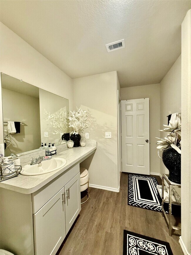 Building Photo - 9921 Spg Crk Rd