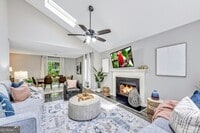 Building Photo - 4210 Lakes End Dr NW