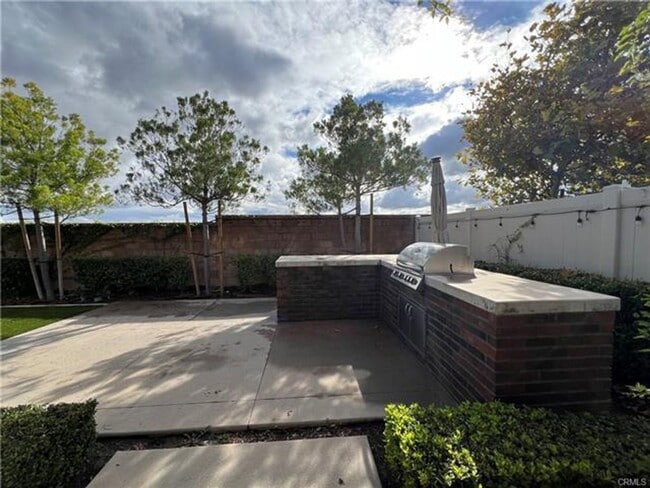 Building Photo - Welcome to this exceptional single-story 4-bedroom, 4-bathroom home!