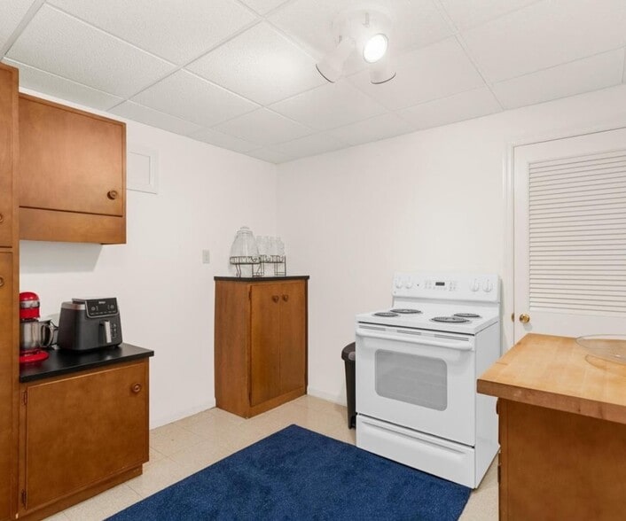 Little kitchenette downstairs - 1212 Old Mill Rd