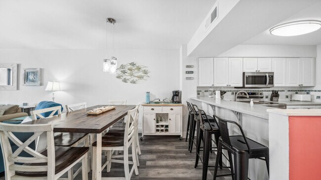 Building Photo - 7205 Thomas Dr