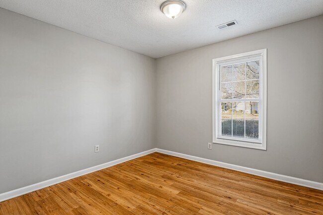 Building Photo - SW - Like New Home, Vaulted LR Ceiling, Fire Place, Wood Flooring, Several Updates!