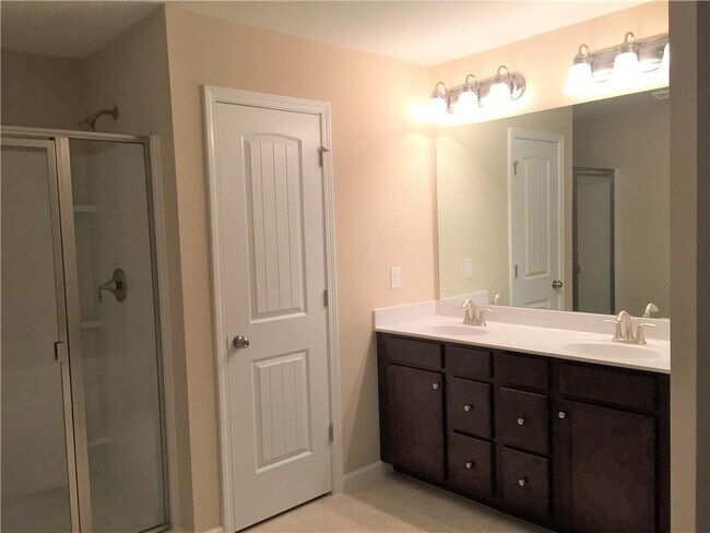 Building Photo - 1055 Hampton Oaks Dr