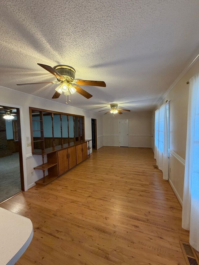 Building Photo - Spacious 3 Bedroom, 2 Bath Home on Over an Acre – Lawn Care Included!