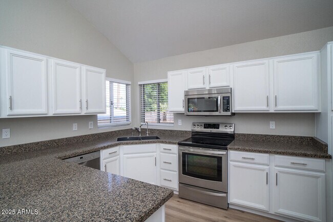 Building Photo - 2550 E Taro Ln