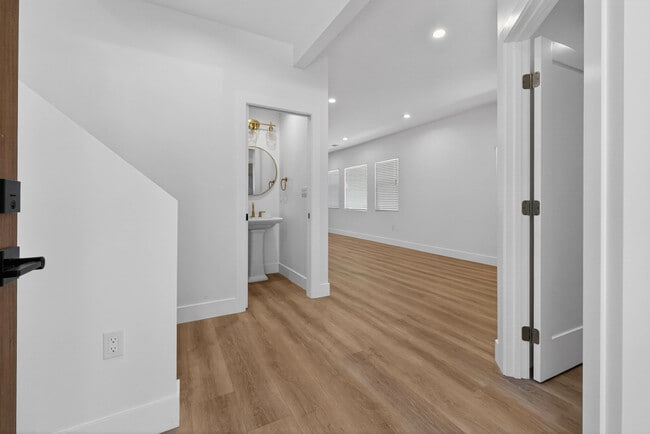 Building Photo - 678 E 45th St