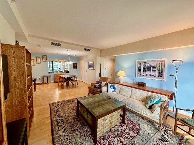 Building Photo - 654 Front St