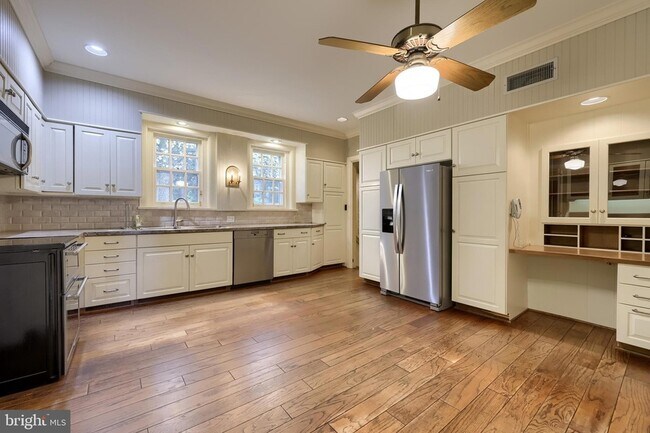 Building Photo - 226 E Caracas Ave