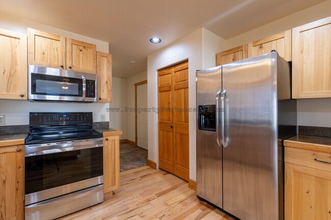 Building Photo - Looking for Air Conditioning? - 4 Bed 2.5 Bath upgraded townhome