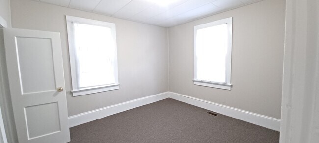 Building Photo - 806 Pou St