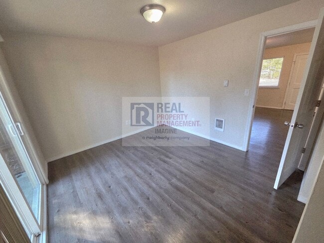 Building Photo - Charming 1 Bedroom In Quiet Neighborhood!
