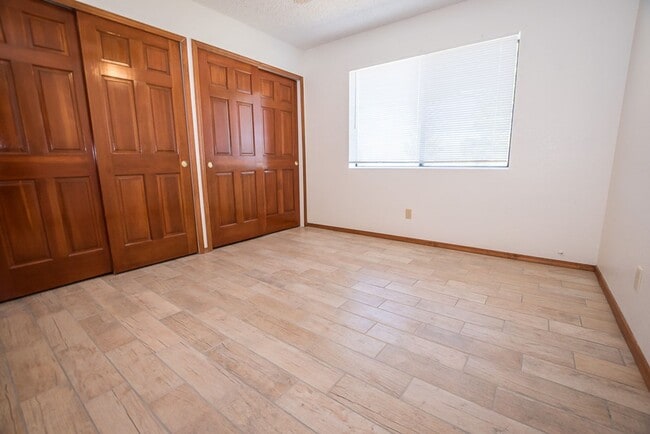 Building Photo - Large Home in Quiet Area, 3 Bedroom, 2 Bat...