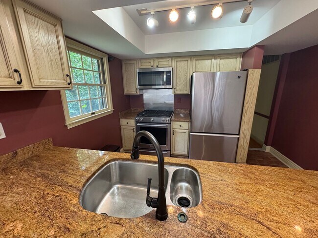 Building Photo - 102 Ravenwood Pl