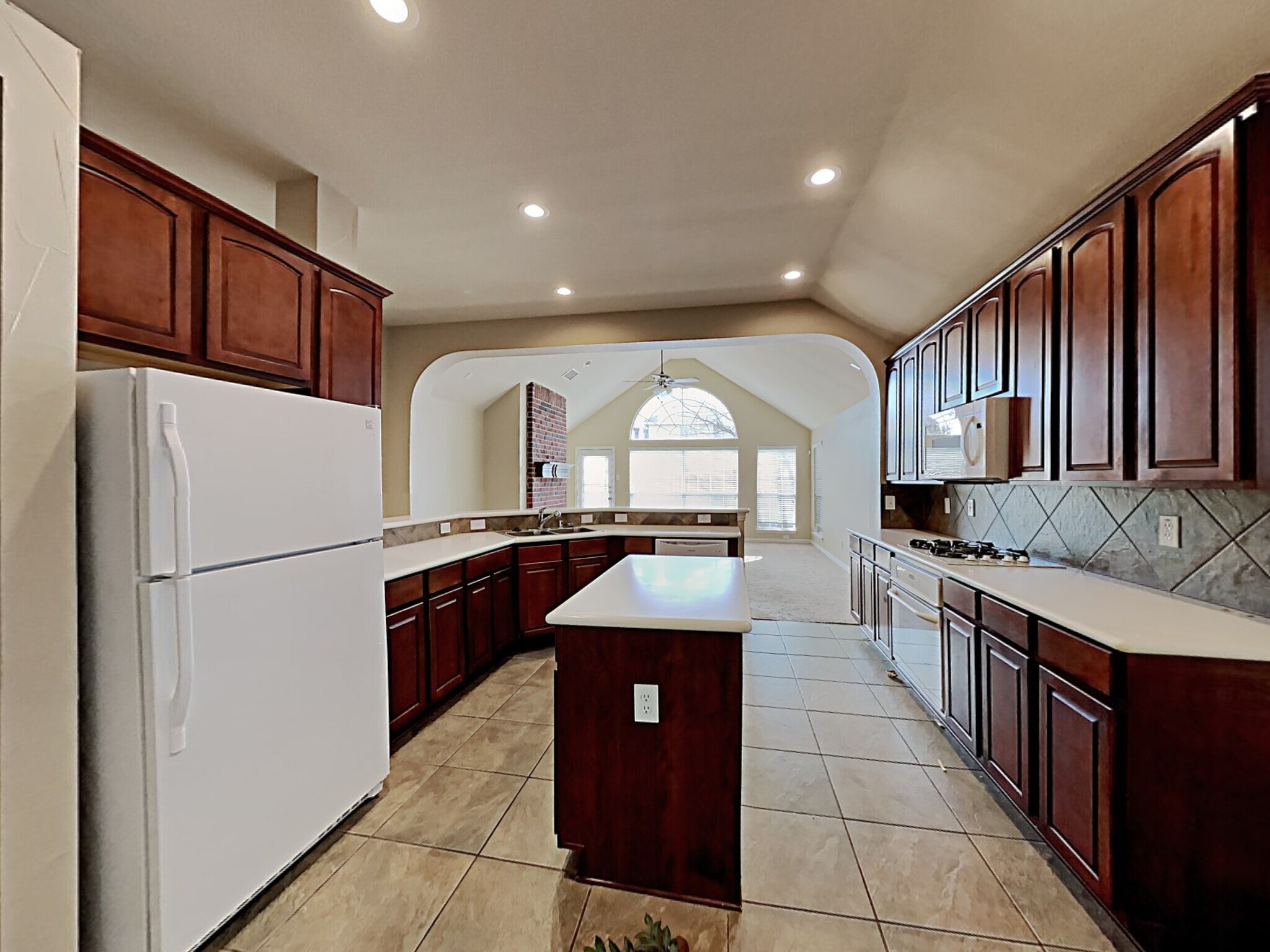 Building Photo - 1310 Golf Club Dr