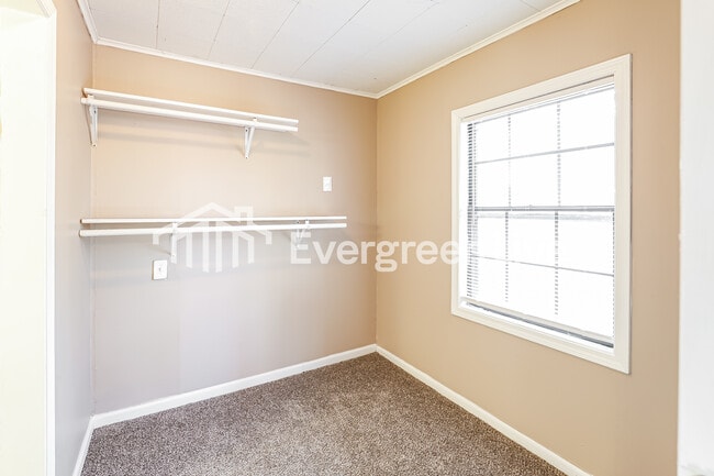 Building Photo - 6629 Parkview Ave